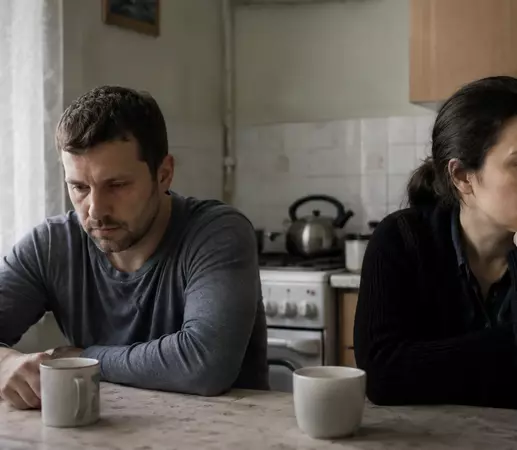 женщина и мужчина страдают домашним алкоголизмом